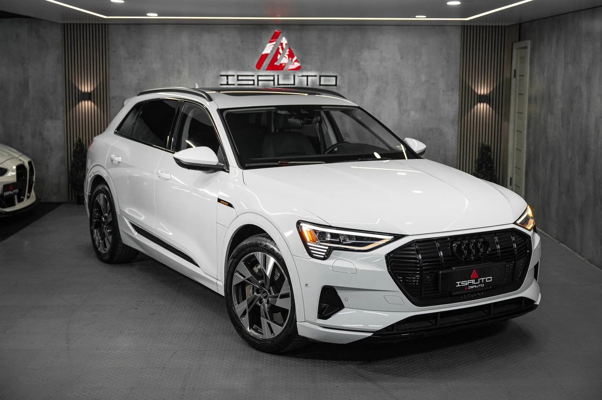 Audi e-tron — фото 1