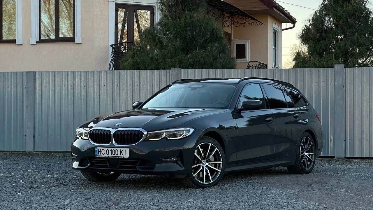 BMW 3Series 330e — фото 1