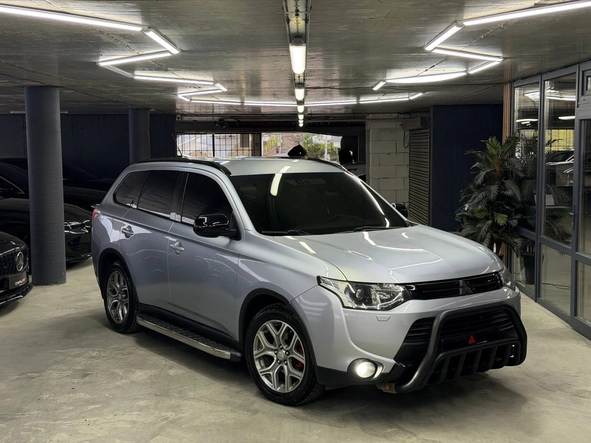 Mitsubishi Outlander — фото 1