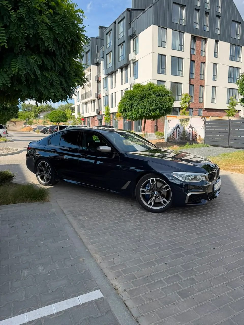 BMW M550i — фото 1