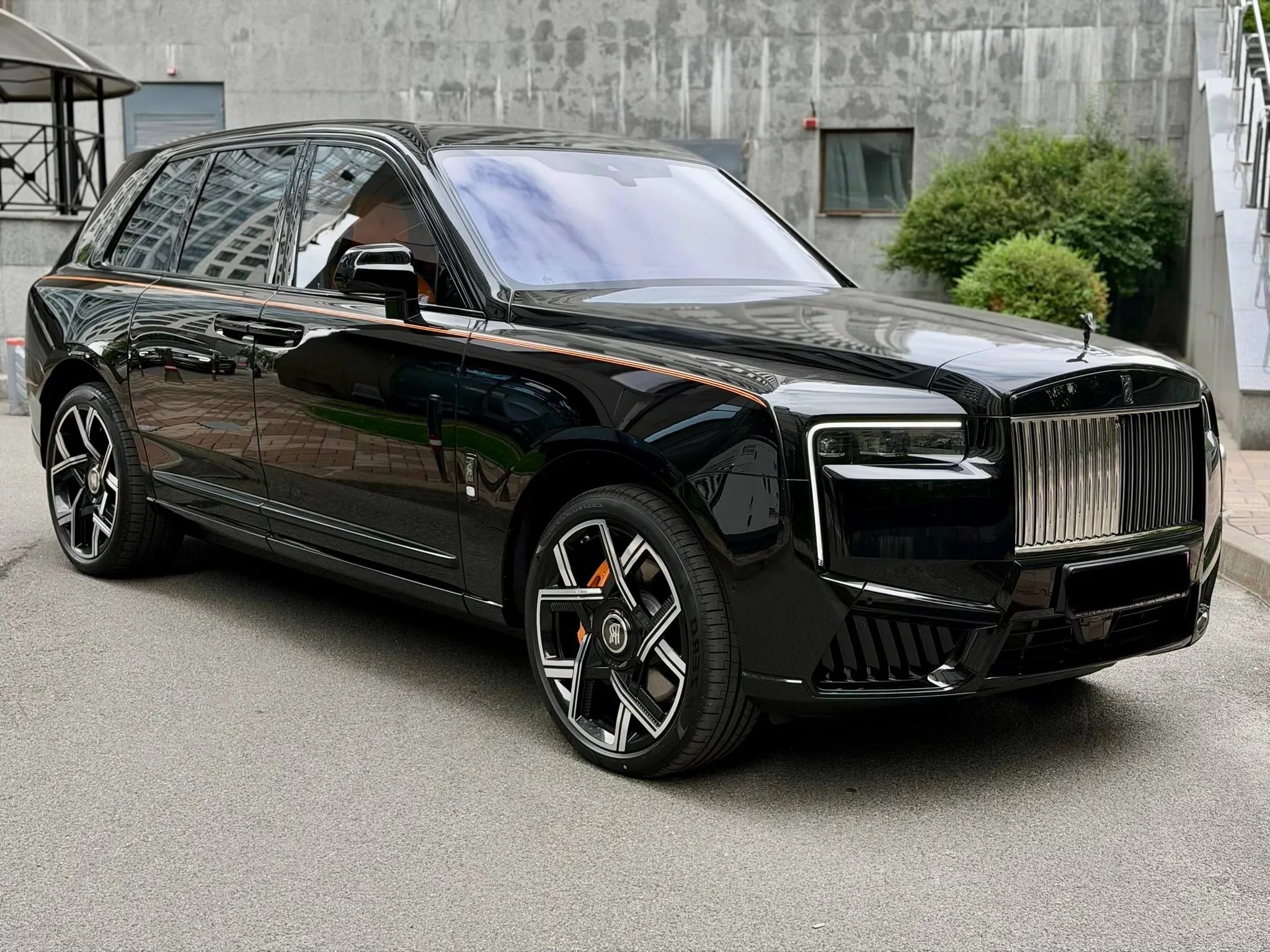 RollsRoyce Cullinan Black Badge — фото 1