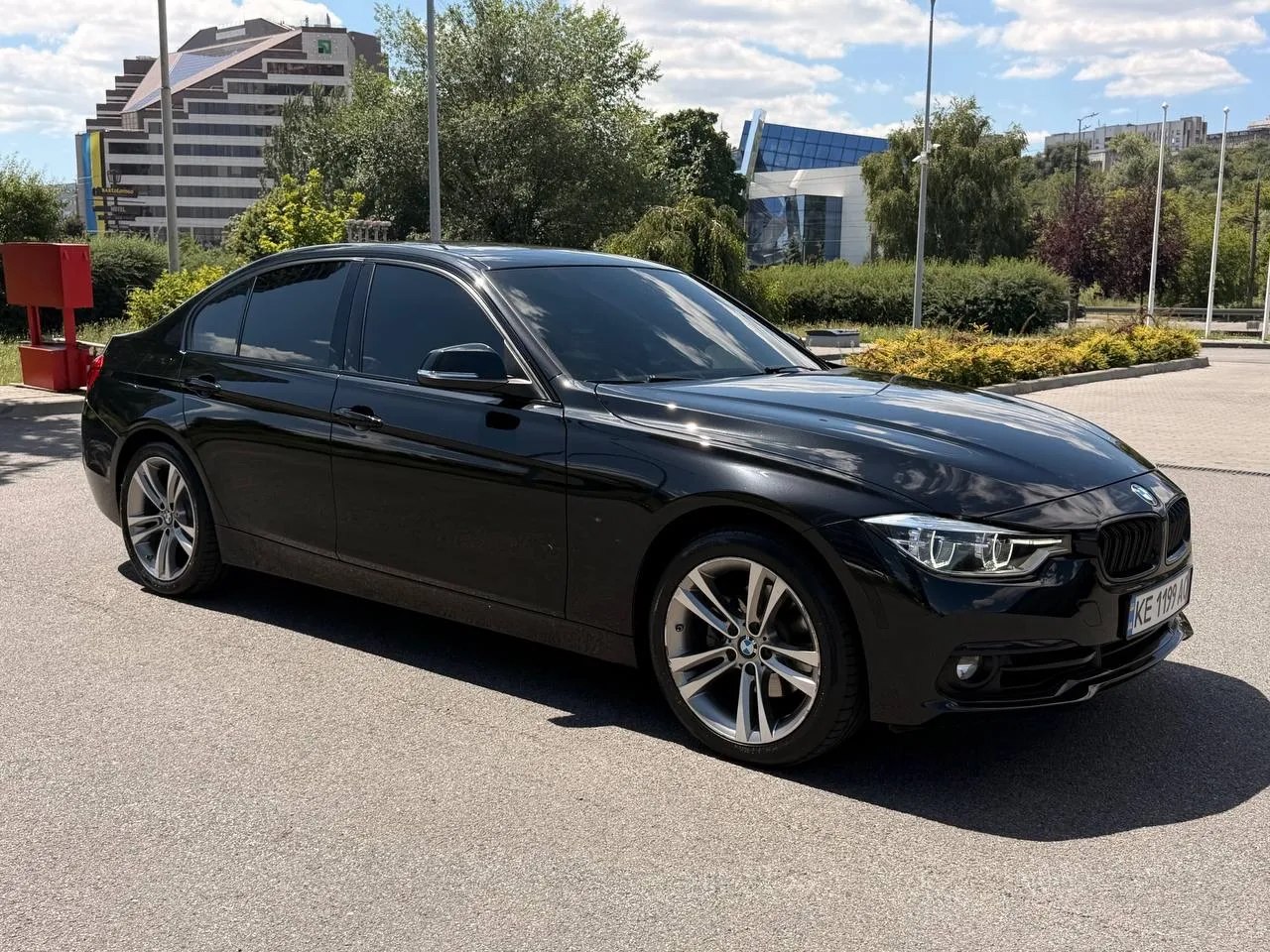BMW 330i — фото 1