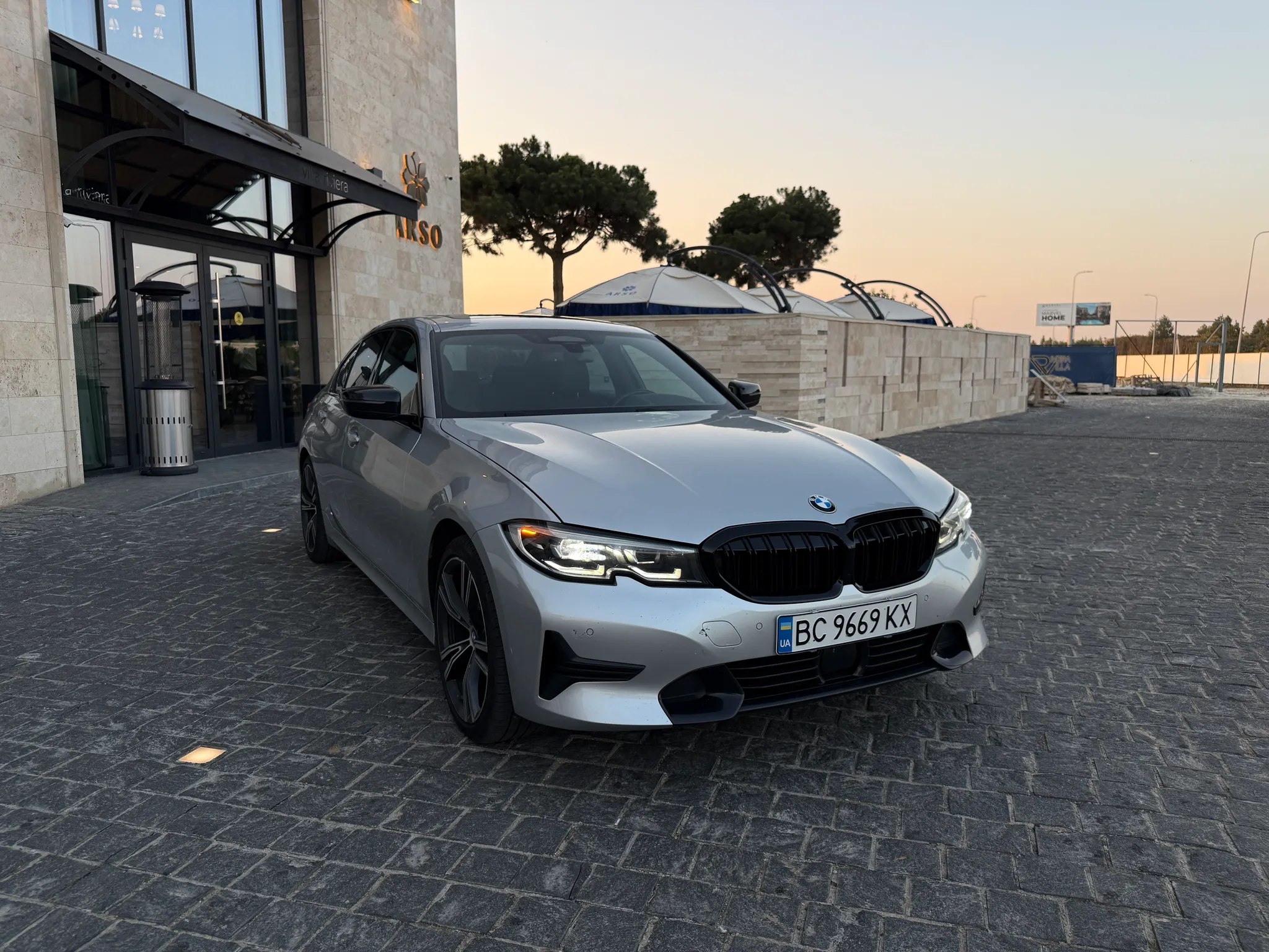 BMW 330i — фото 1