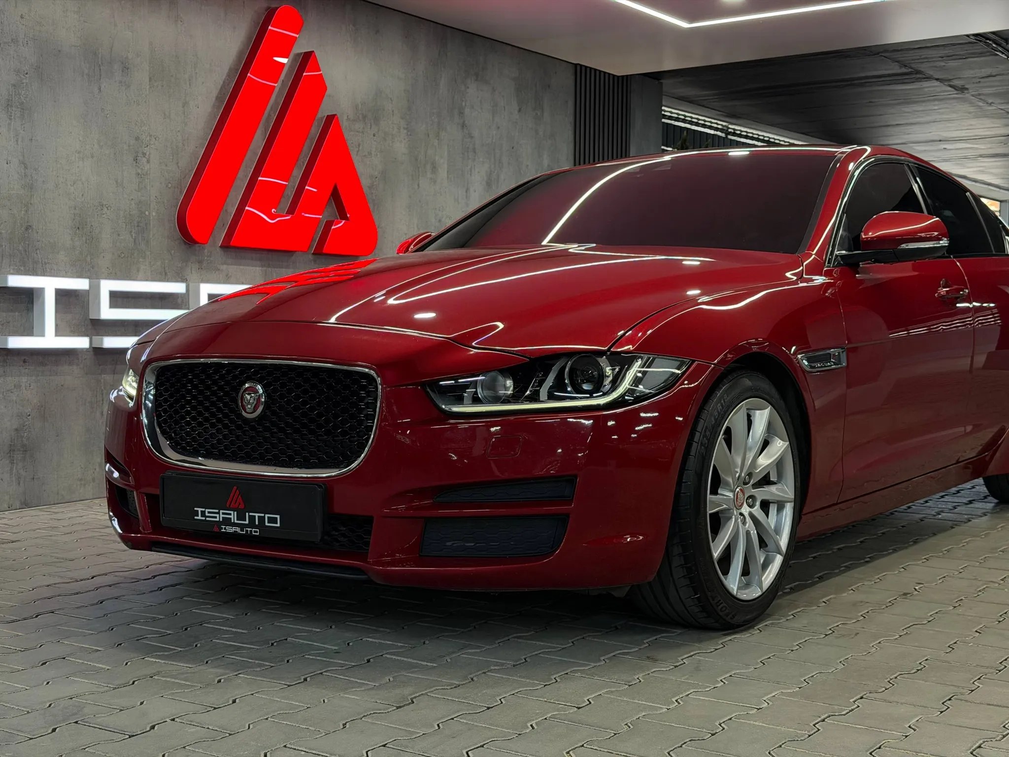 Jaguar XE — фото 1