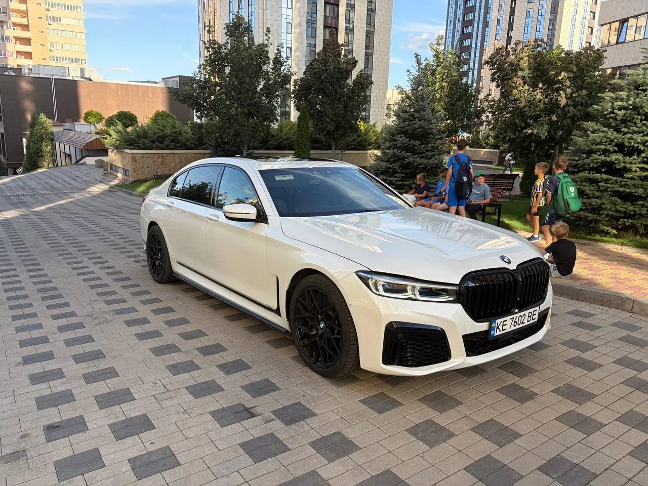 BMW 750i — фото 1