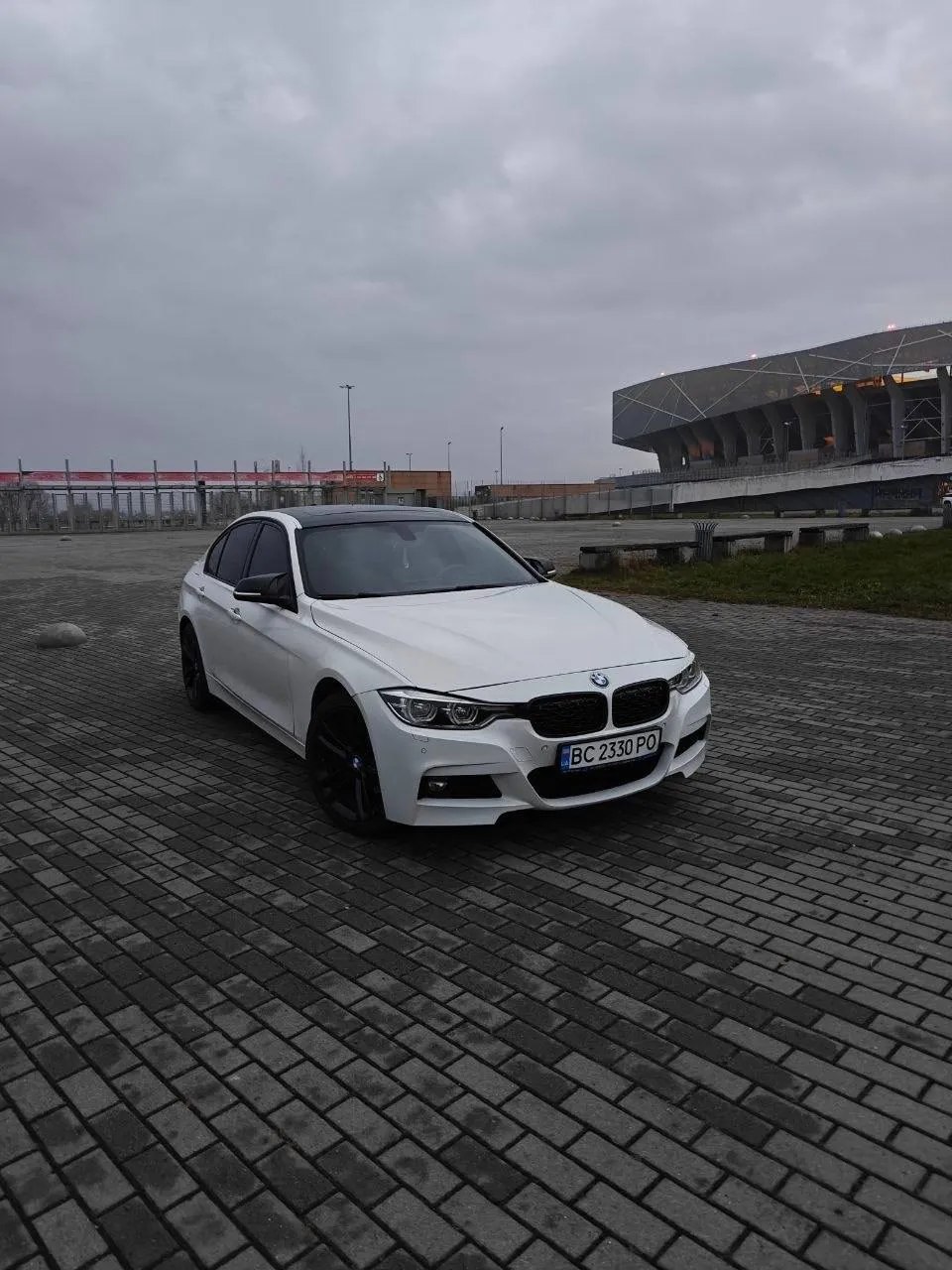 BMW 330i — фото 1
