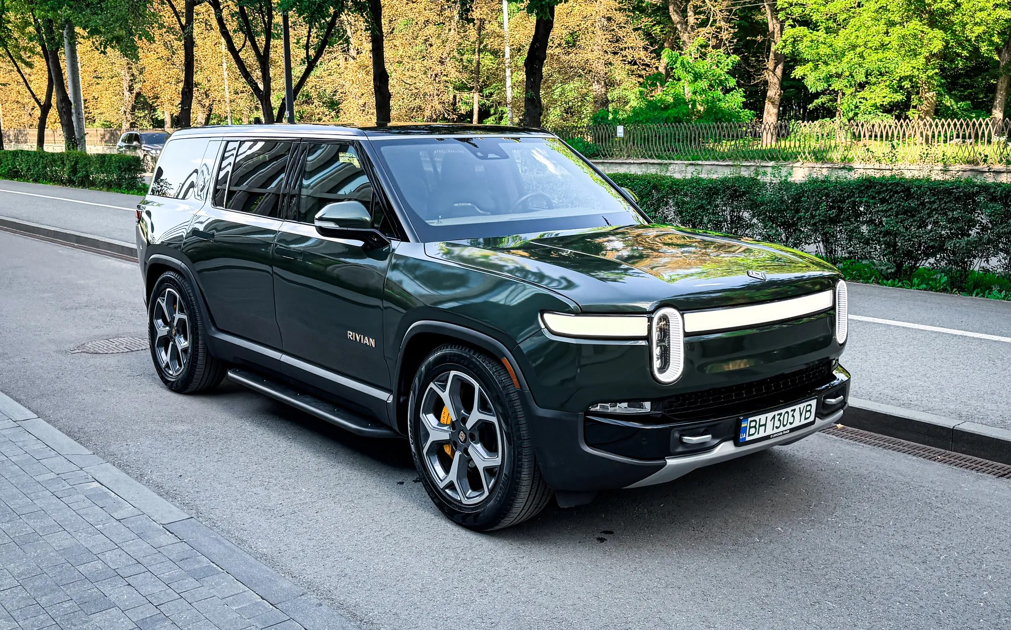 Rivian R1S — фото 1