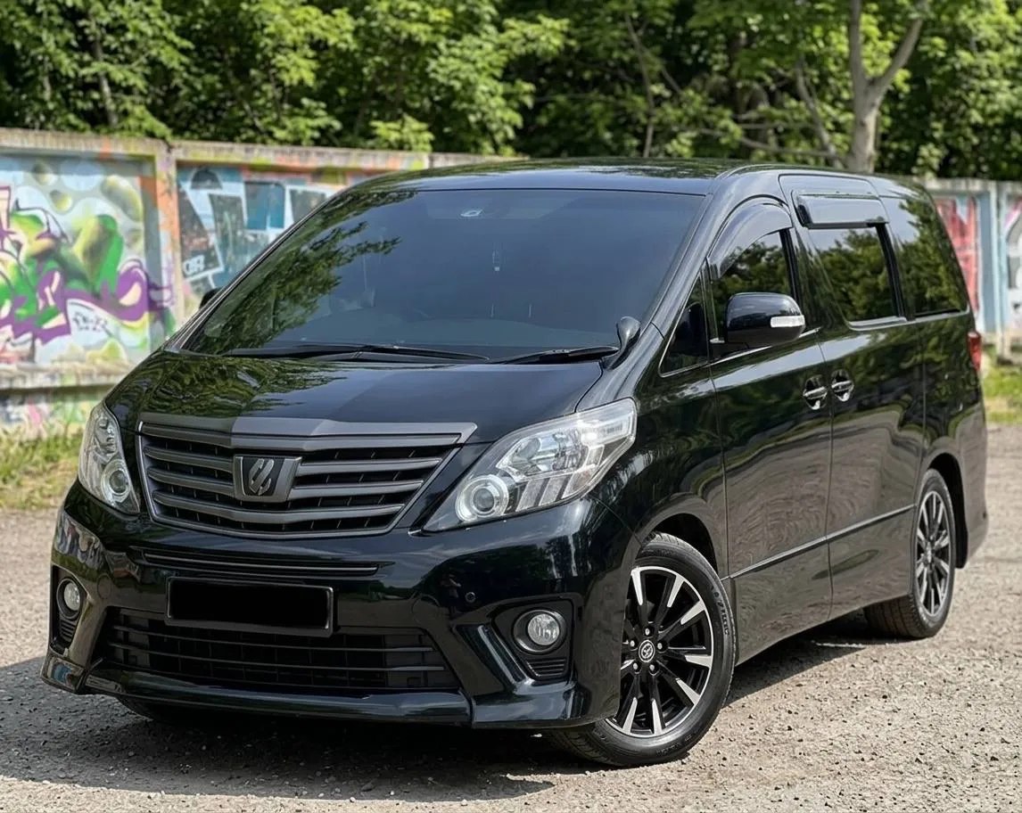 Toyota Alphard — фото 1