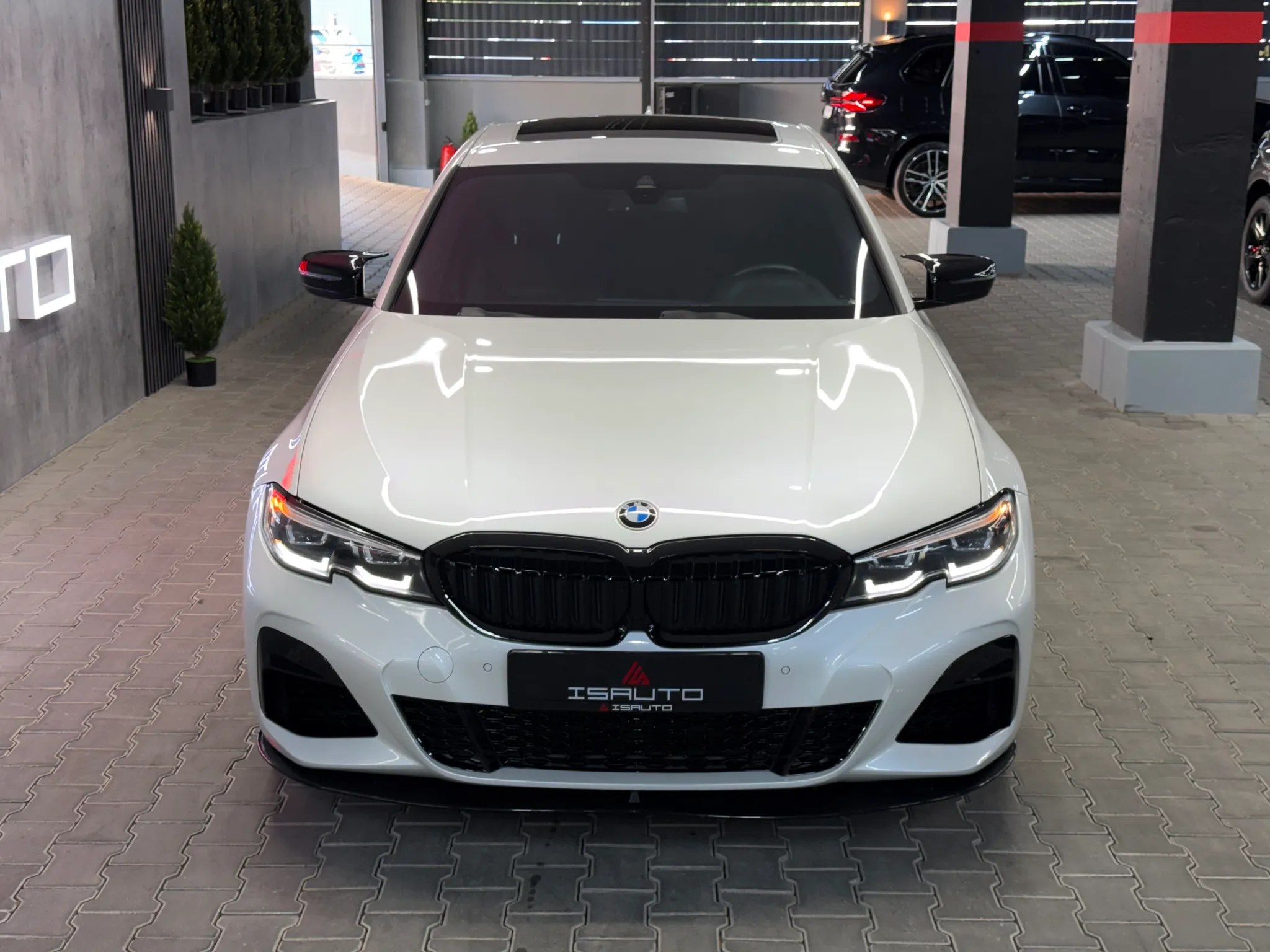 BMW 330i — фото 1