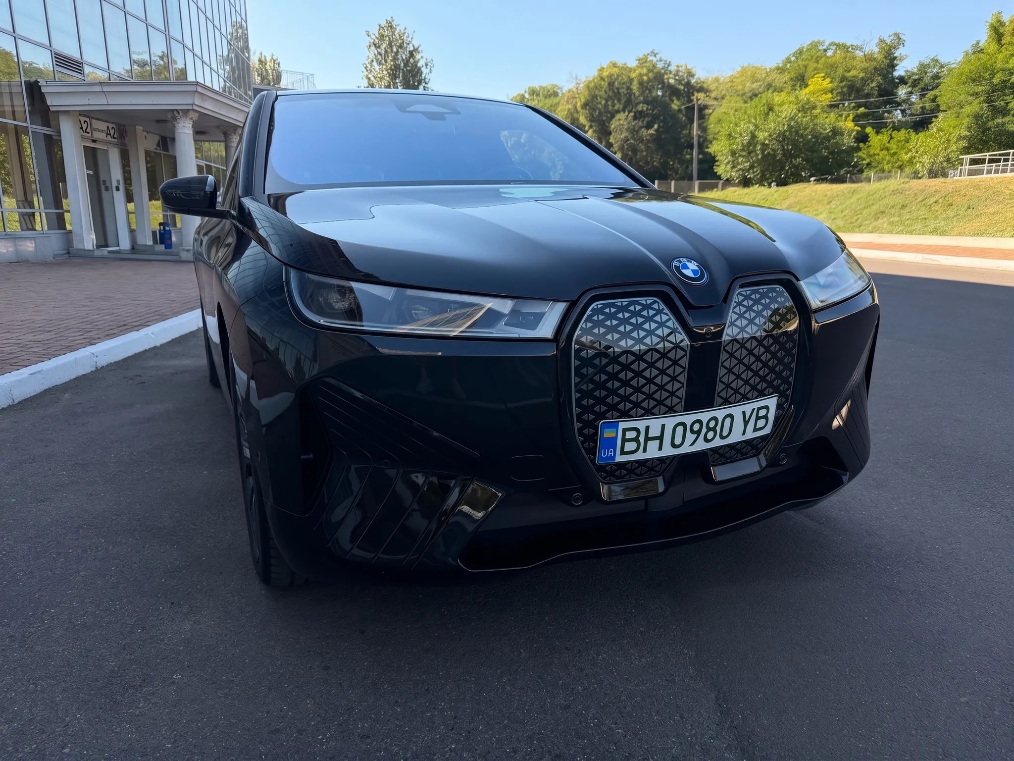 BMW iX — фото 1