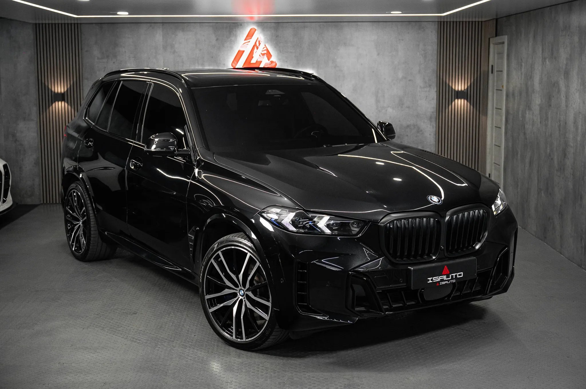 BMW X5 50e — фото 1