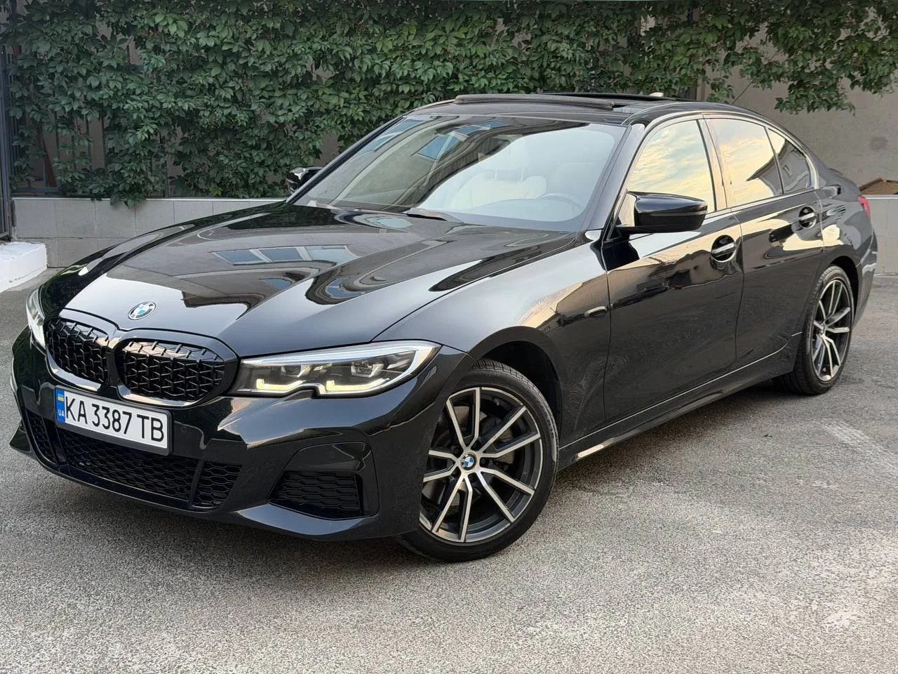 BMW 330i — фото 1