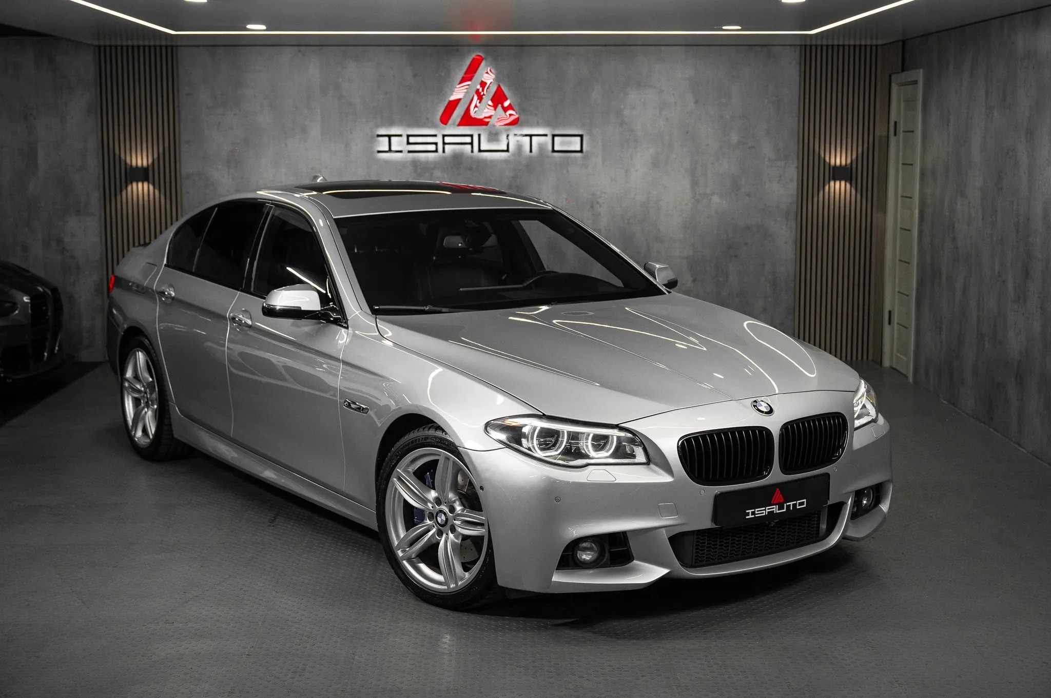 BMW 550i — фото 1