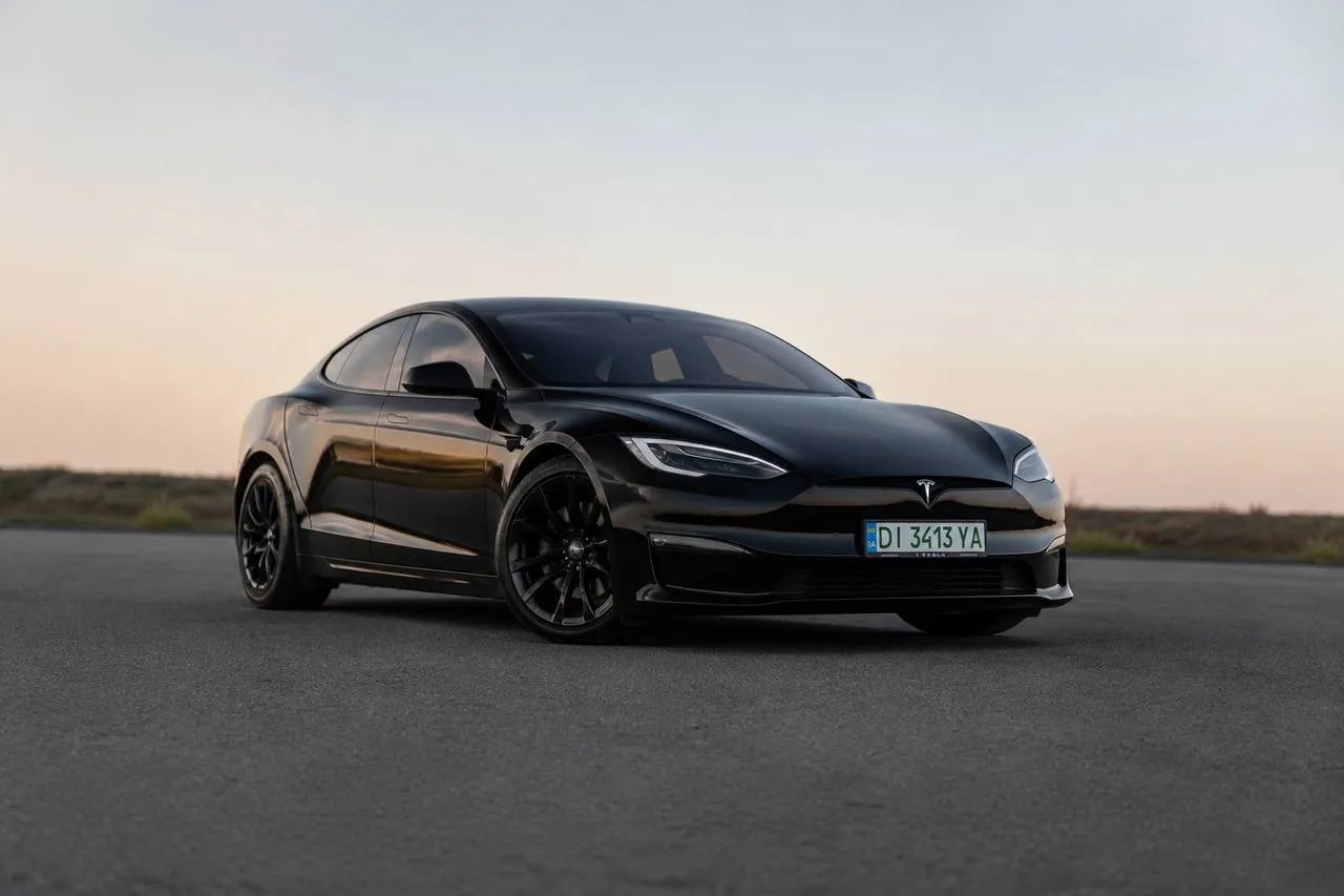 Tesla Model S — фото 1