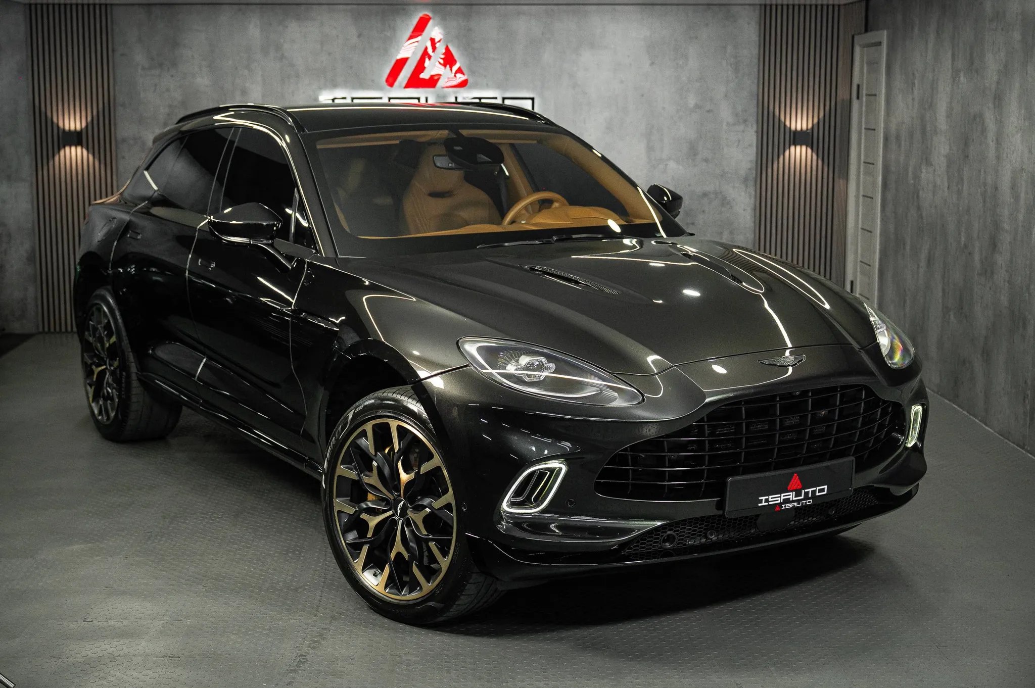 Aston Martin DBX — фото 1