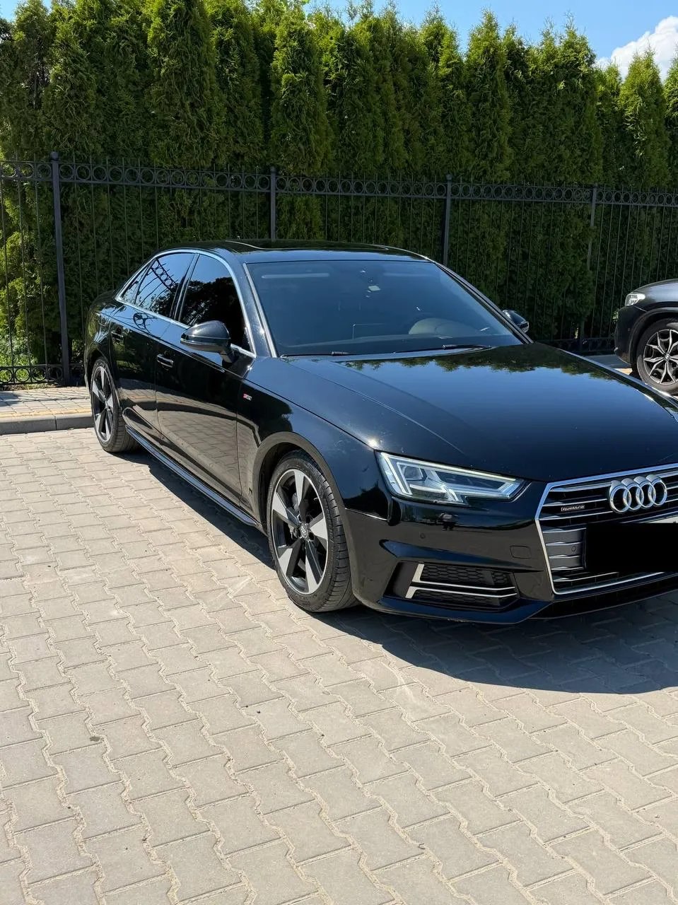Audi A4 — фото 1