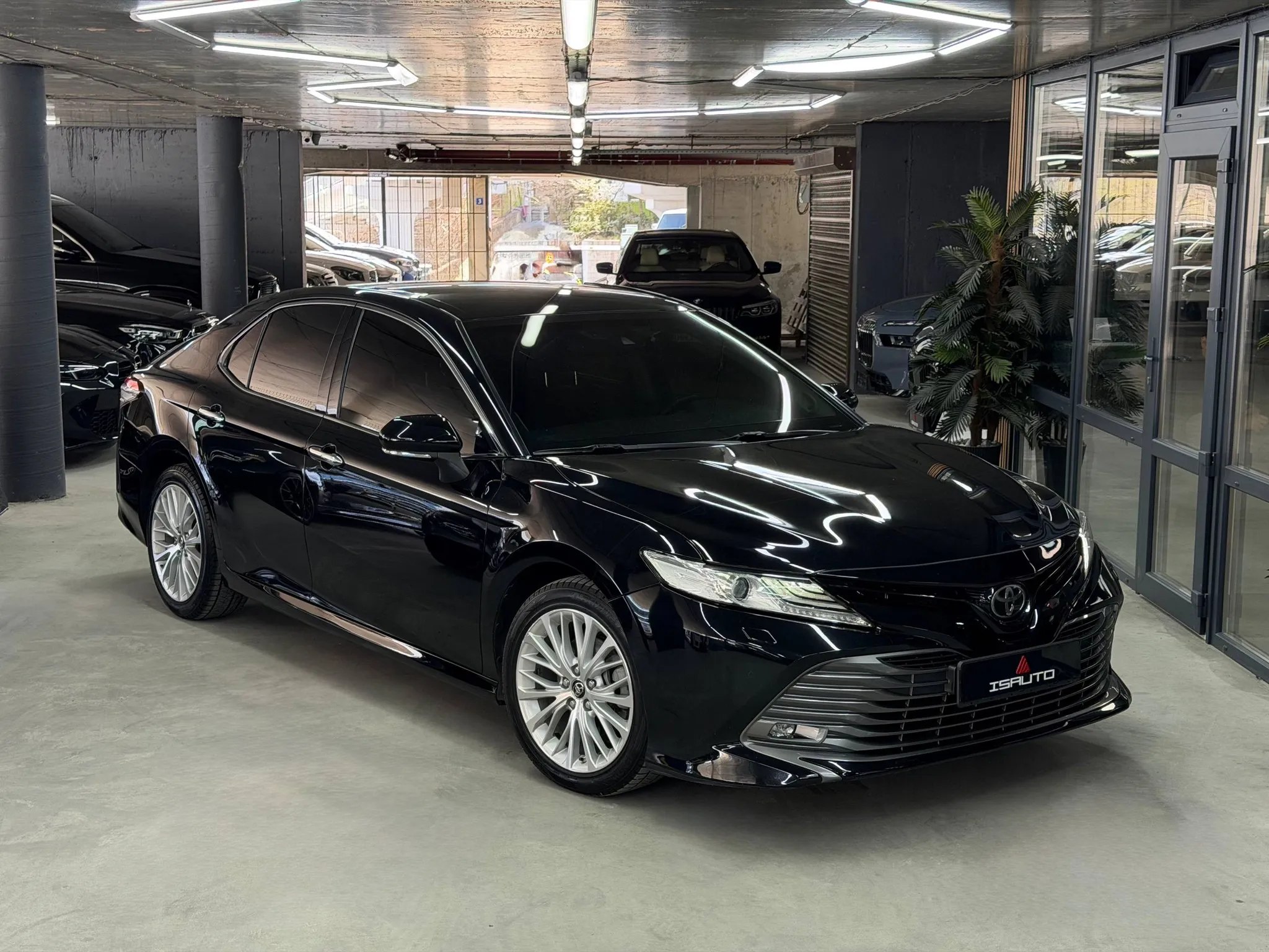 Toyota Camry — фото 1