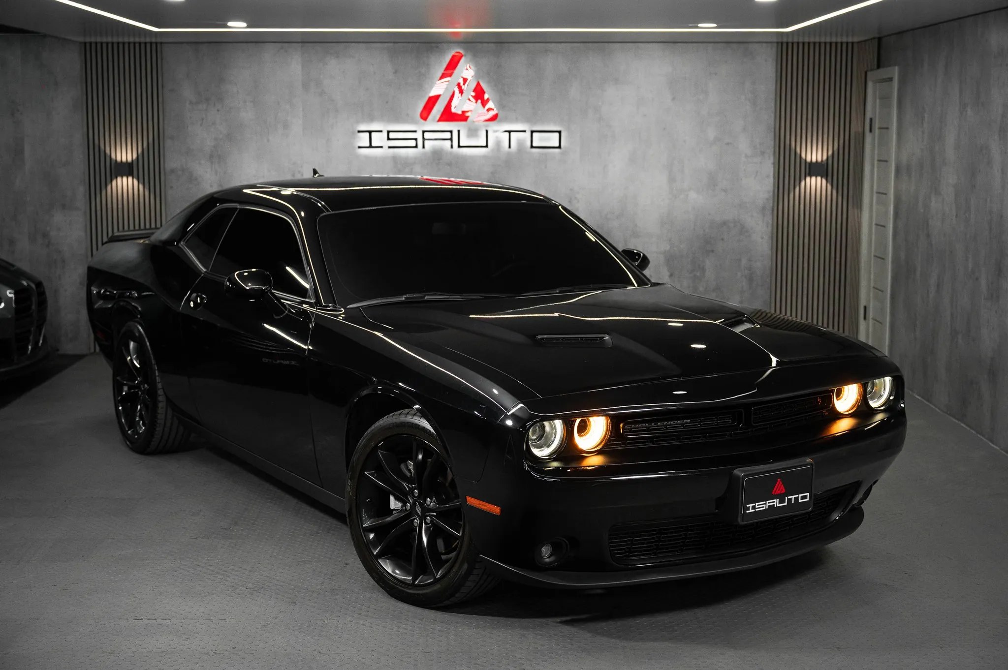 Dodge Challenger — фото 1
