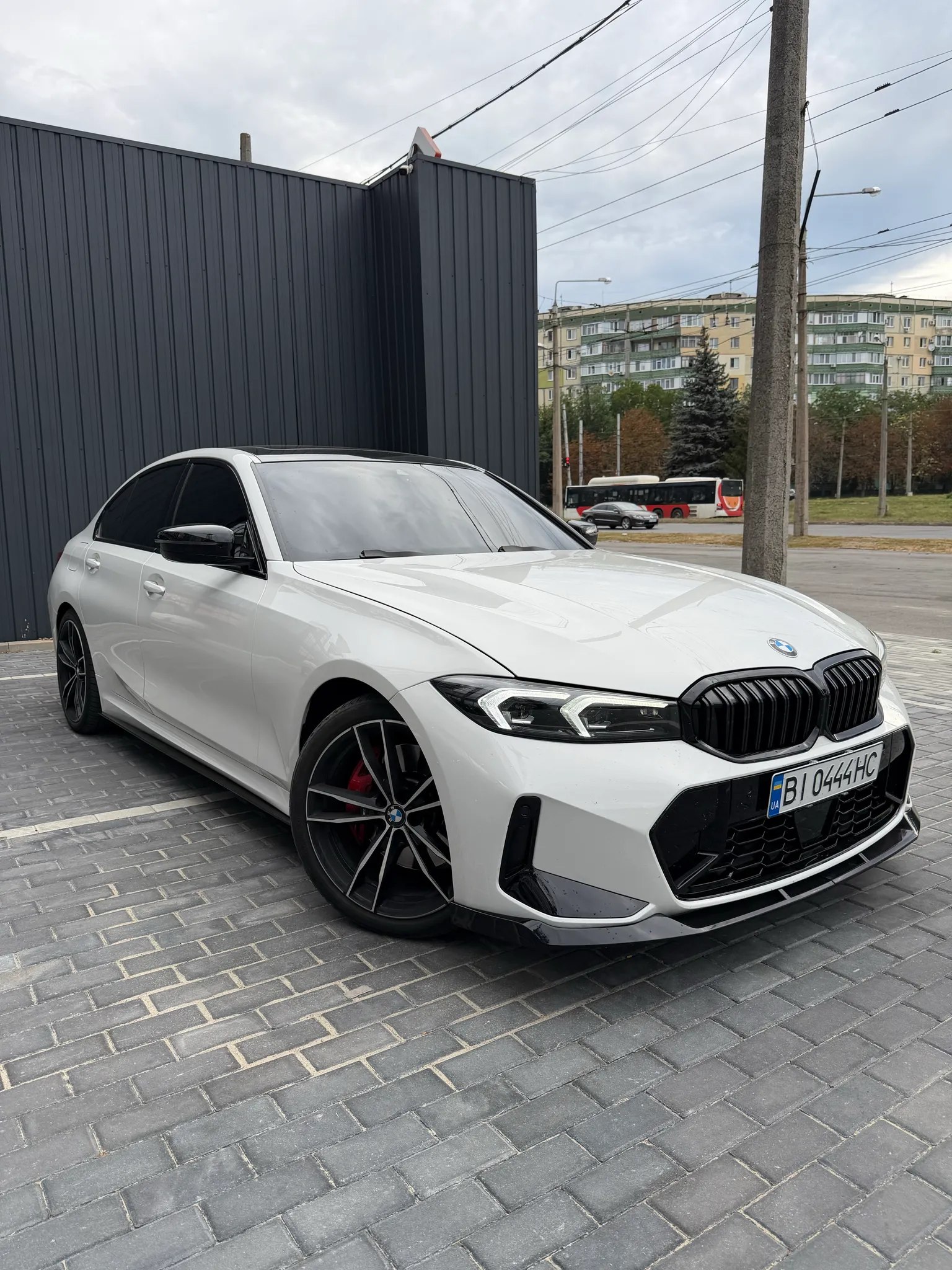 BMW 330i — фото 1