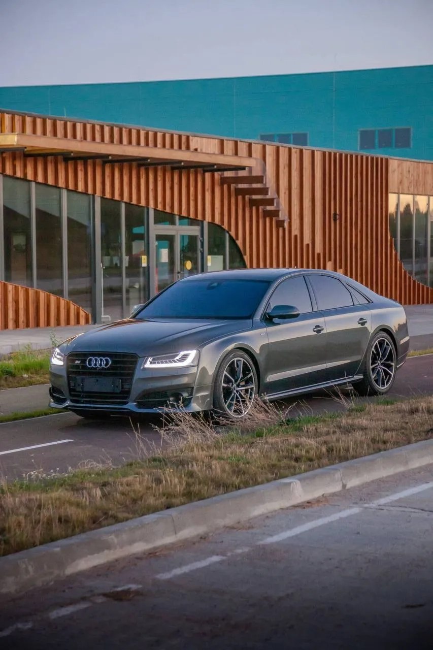 Audi S8 Plus — фото 1