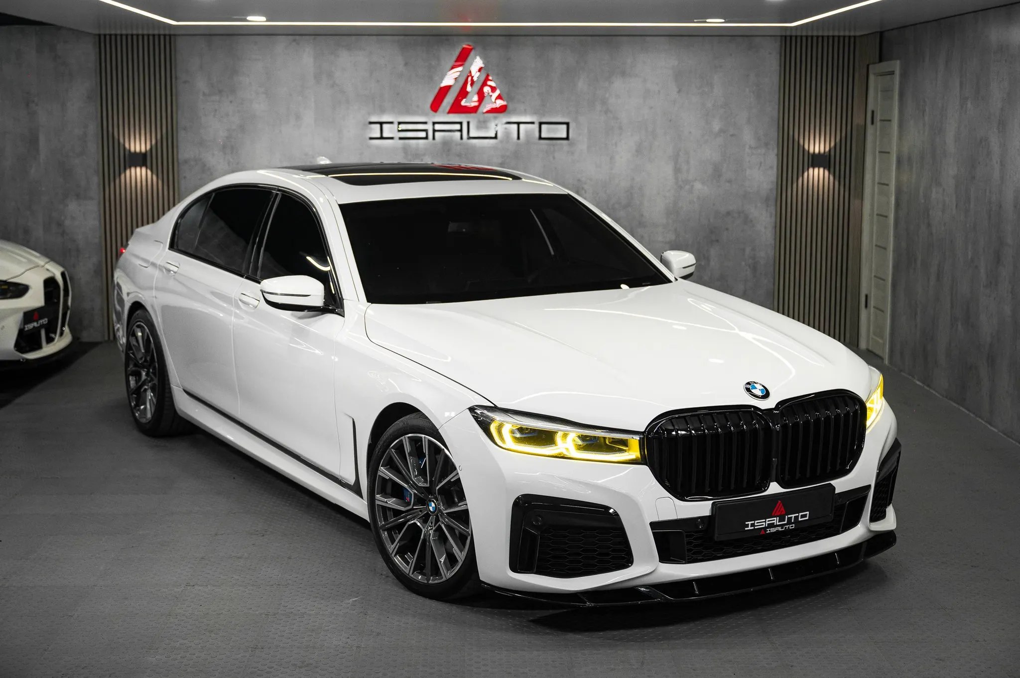 BMW 740i — фото 1