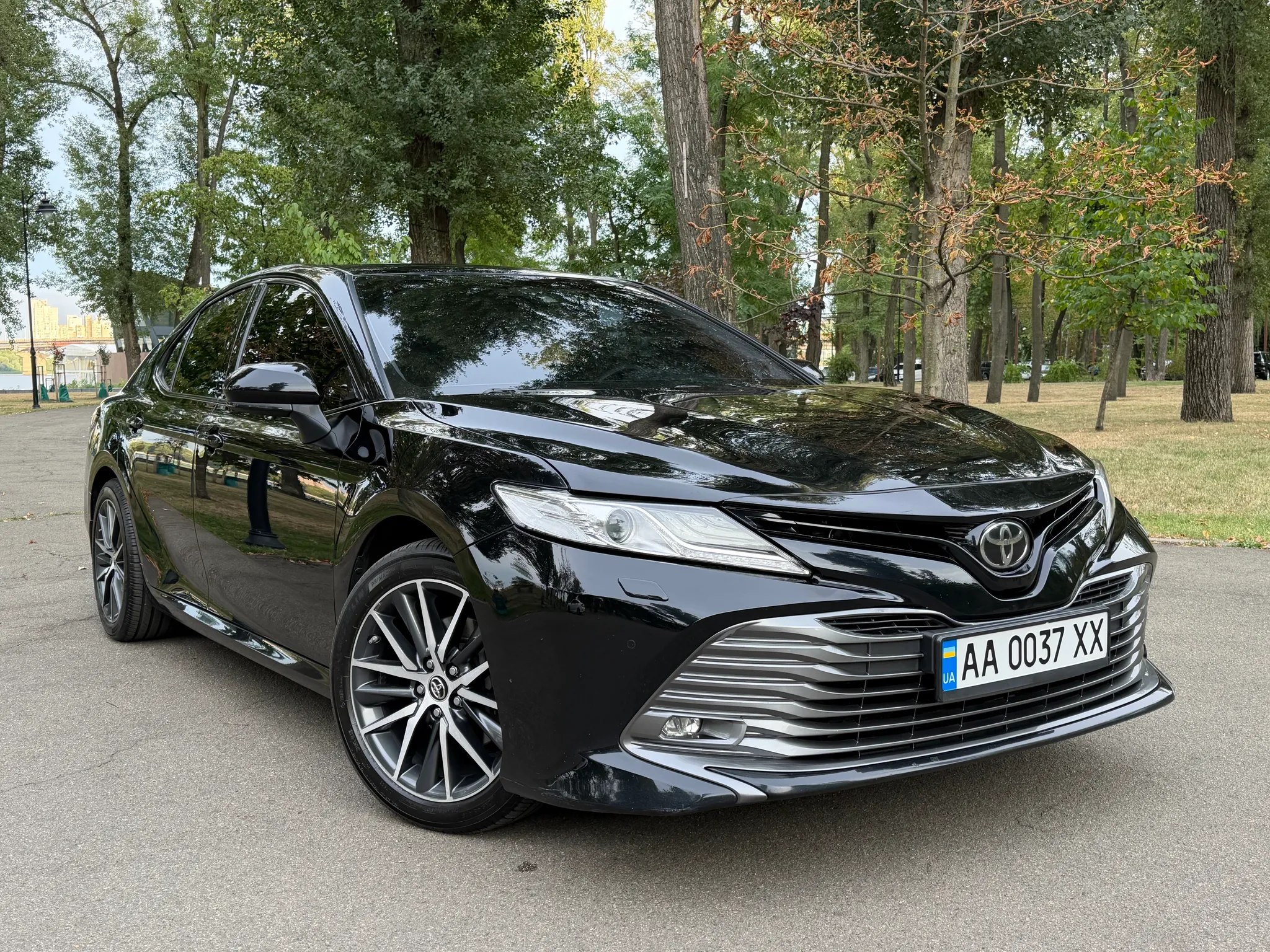 Toyota Camry — фото 1