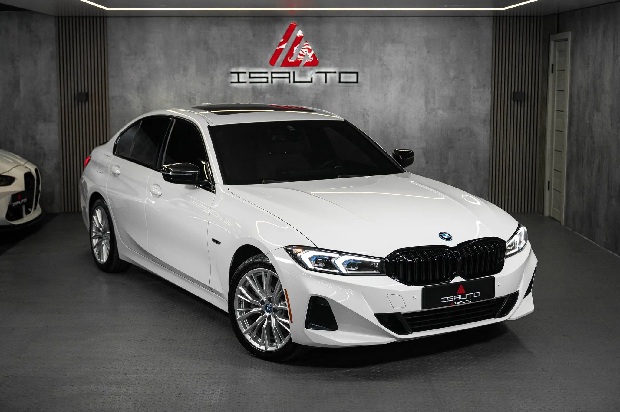 BMW 3Series 330e — фото 1