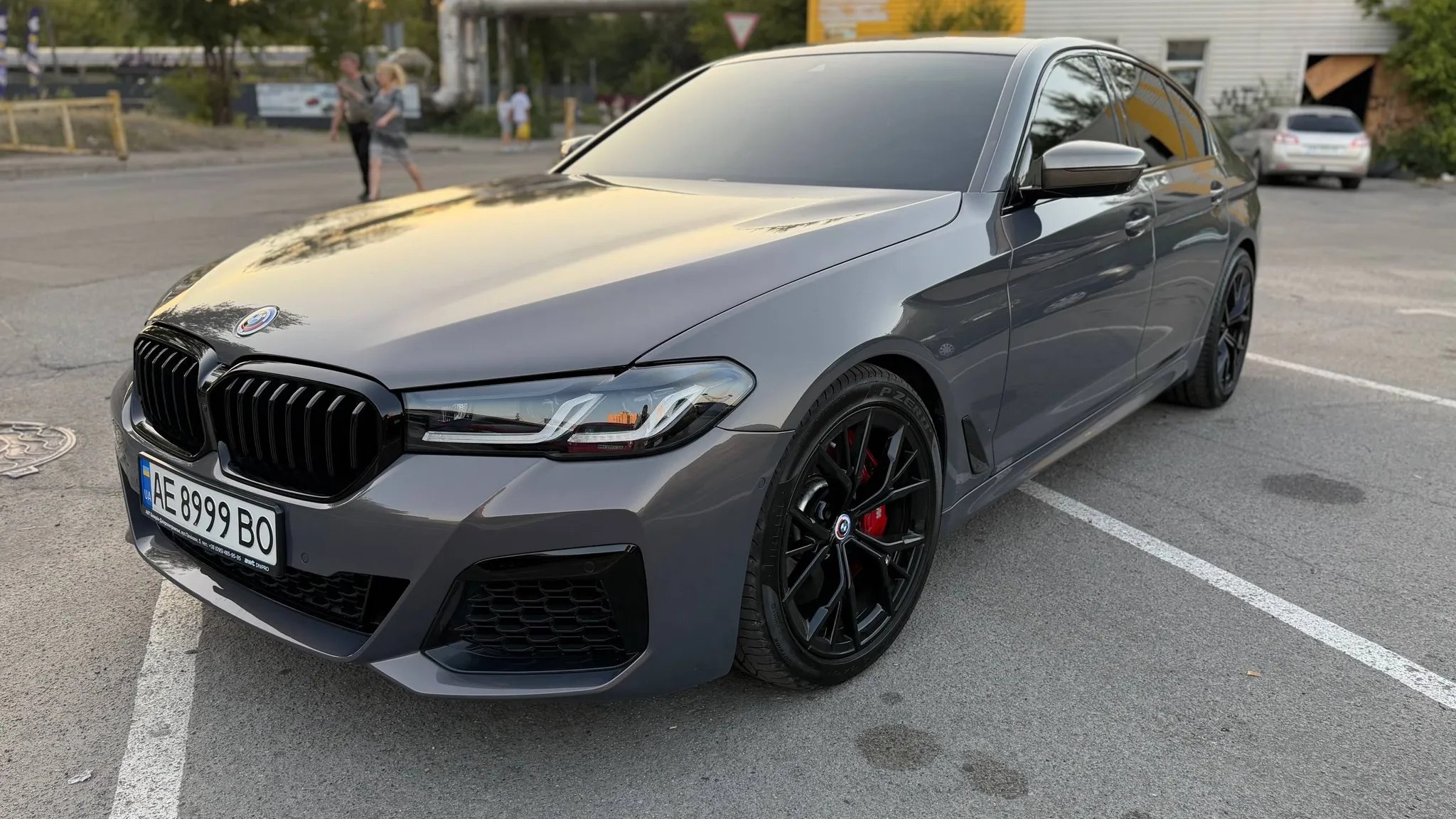 BMW M550i — фото 1