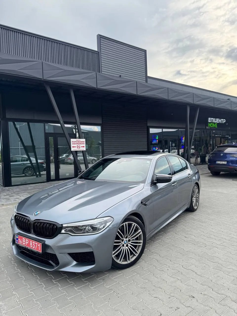 BMW M550i — фото 1