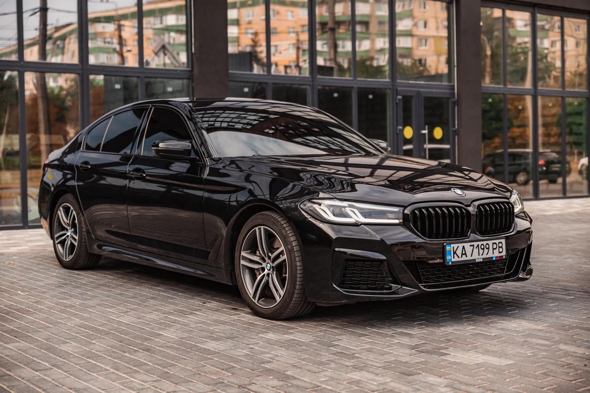 BMW 530i — фото 1