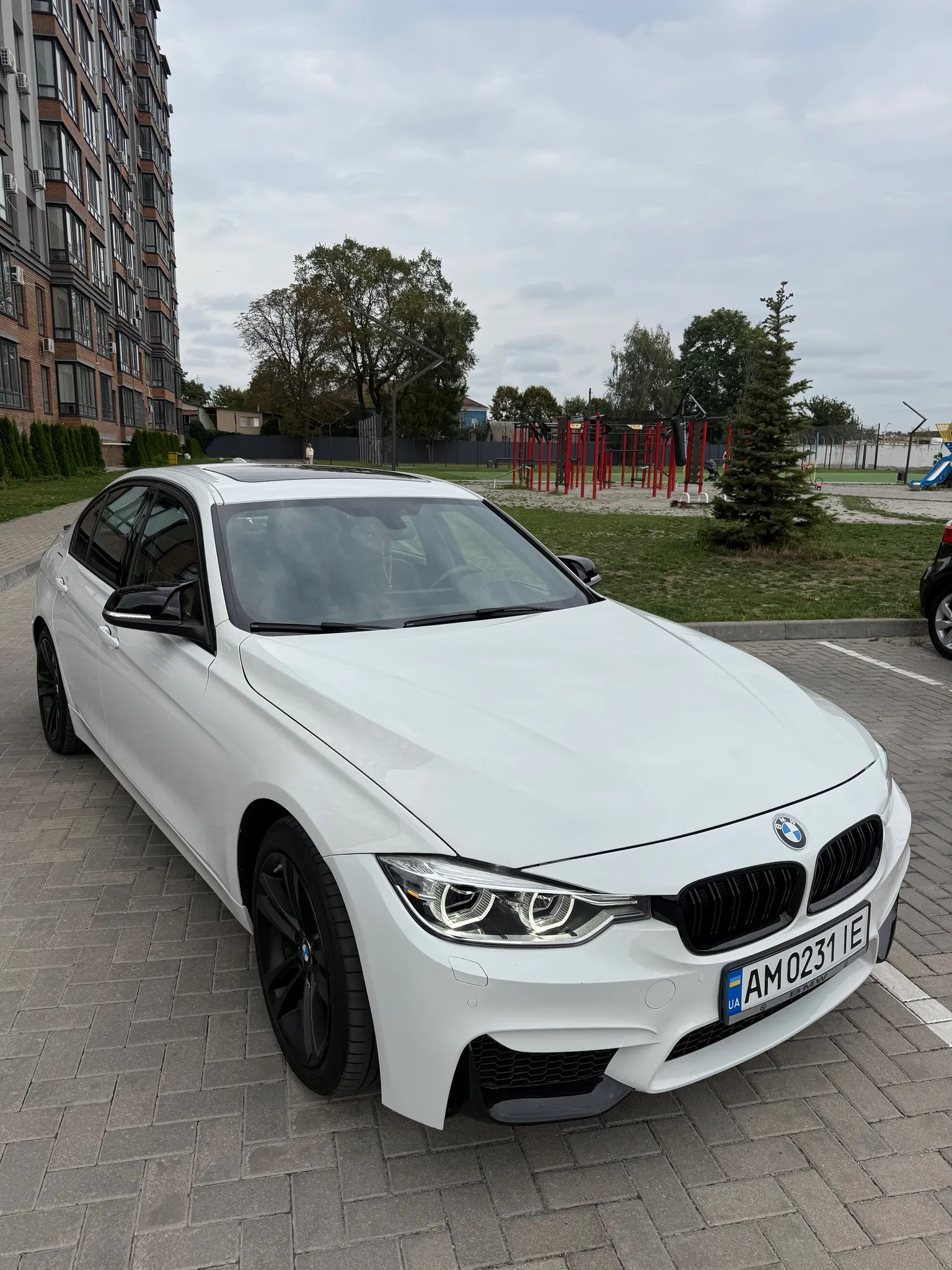 BMW 330i — фото 1