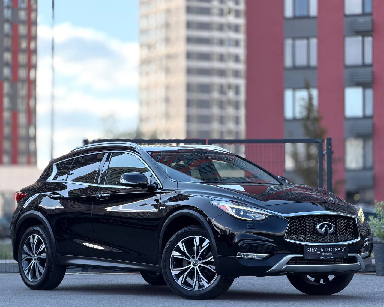Infiniti QX30 — фото 1