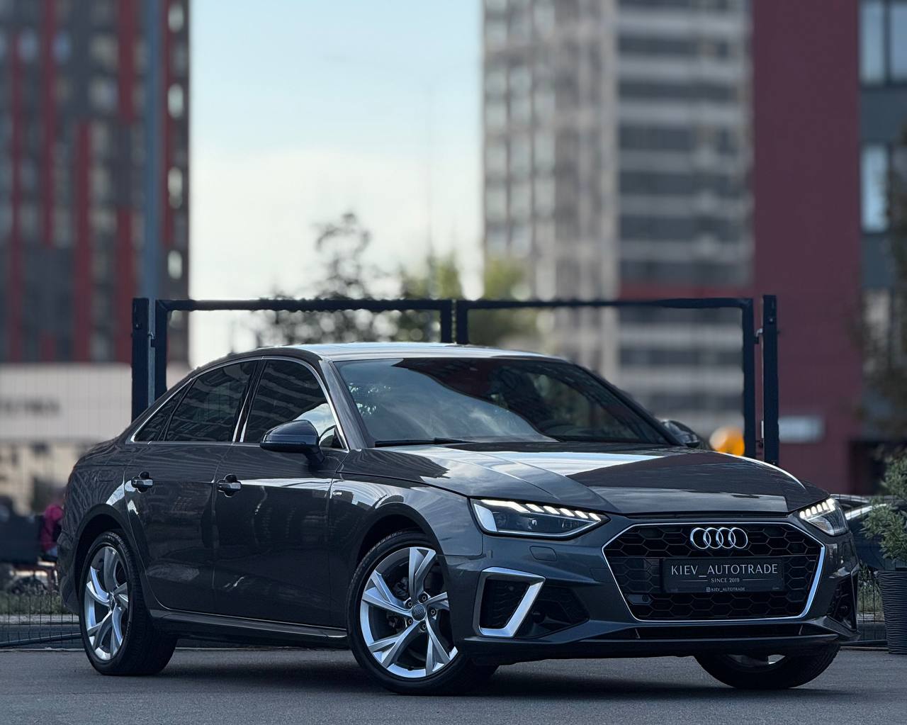 Audi A4 — фото 1