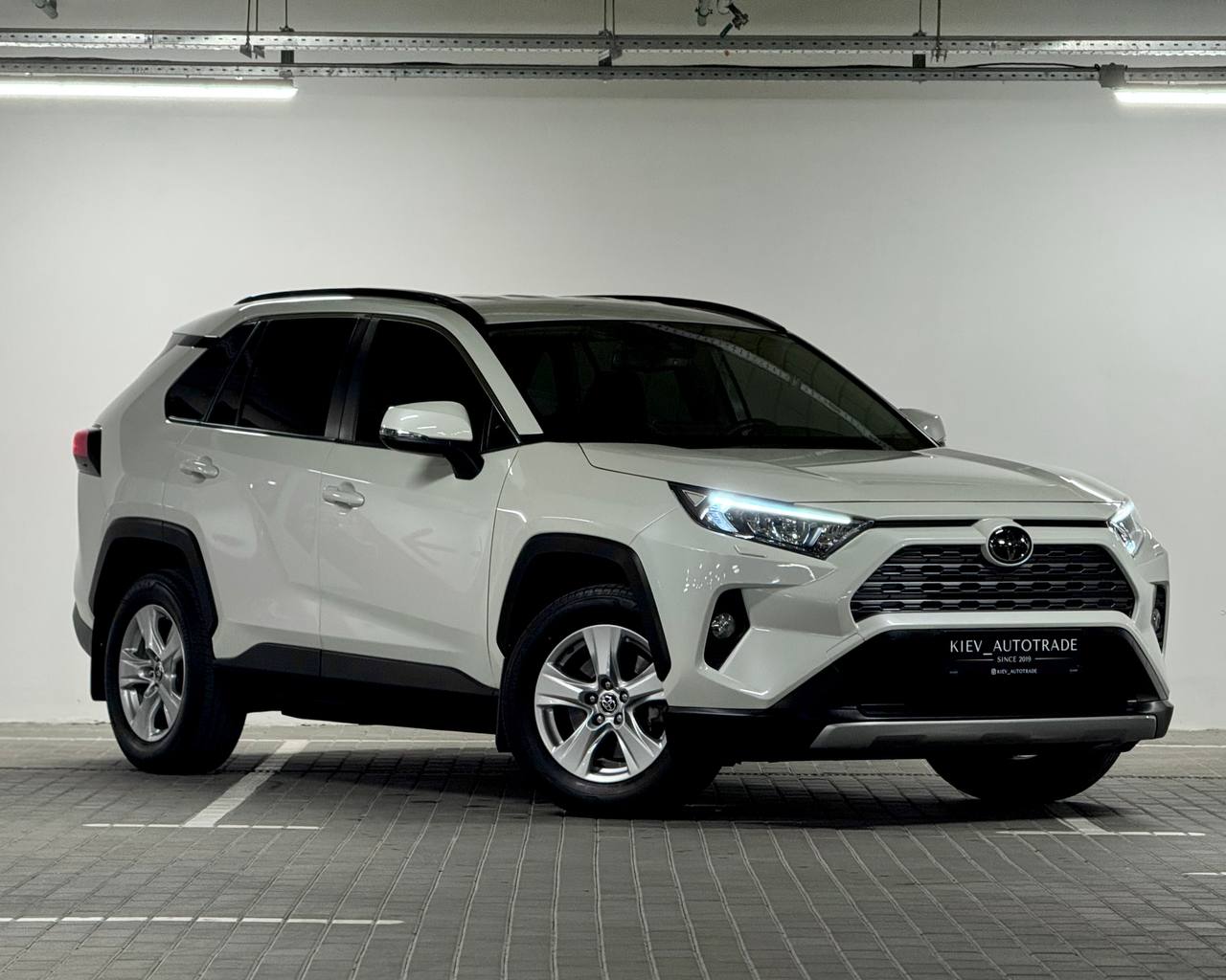 Toyota RAV4 — фото 1