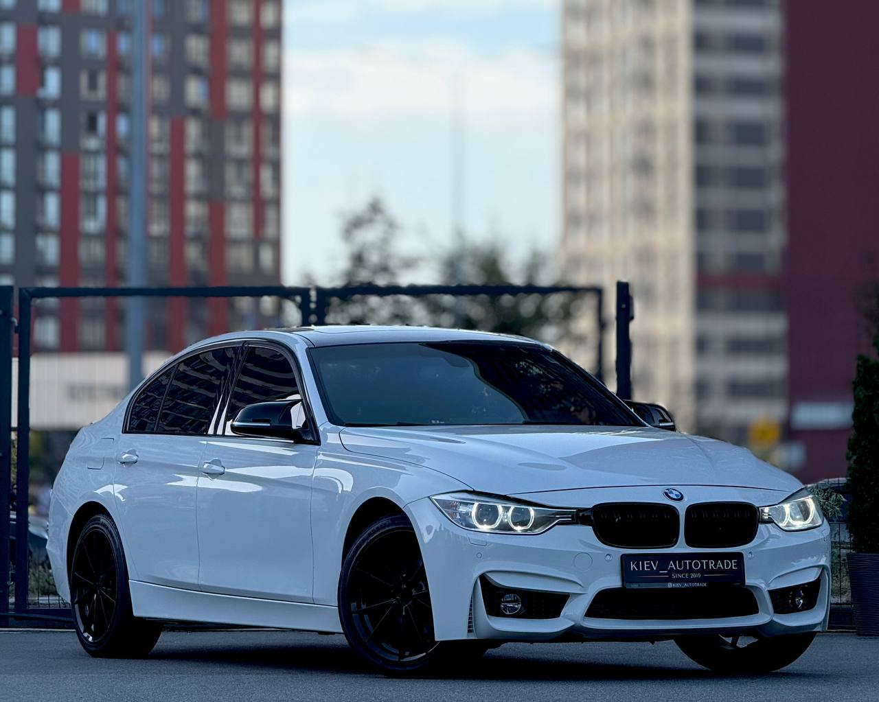 BMW 328i — фото 1