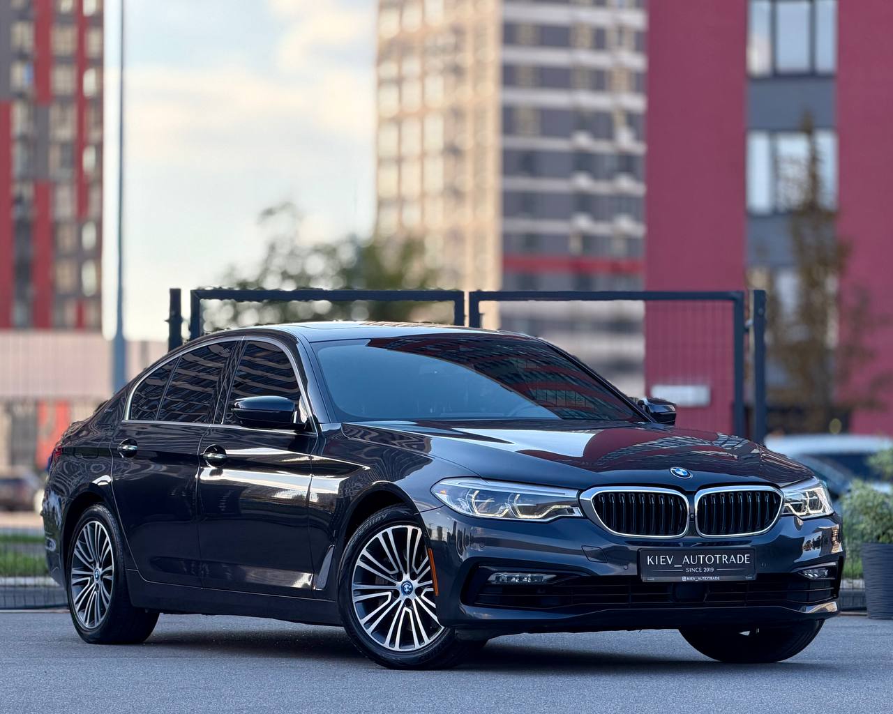 BMW 530e — фото 1