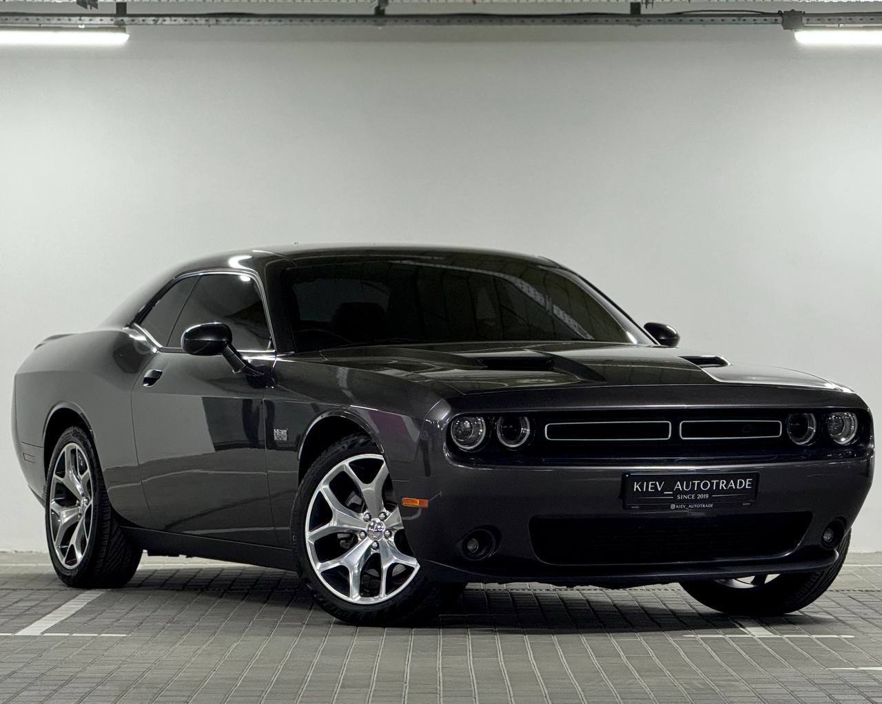 Dodge Challenger — фото 1