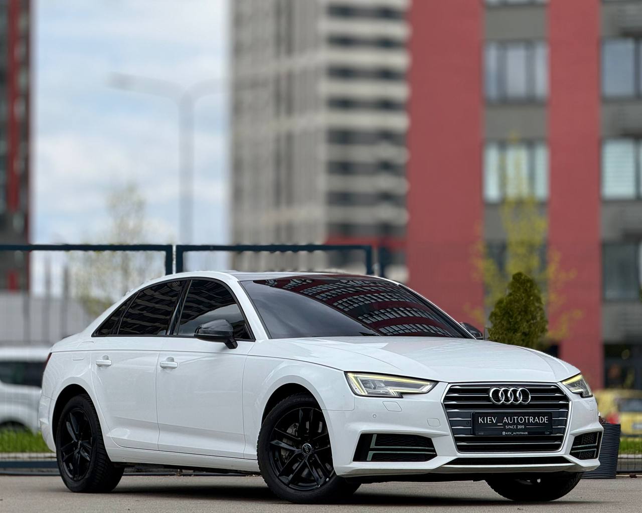Audi A4 — фото 1