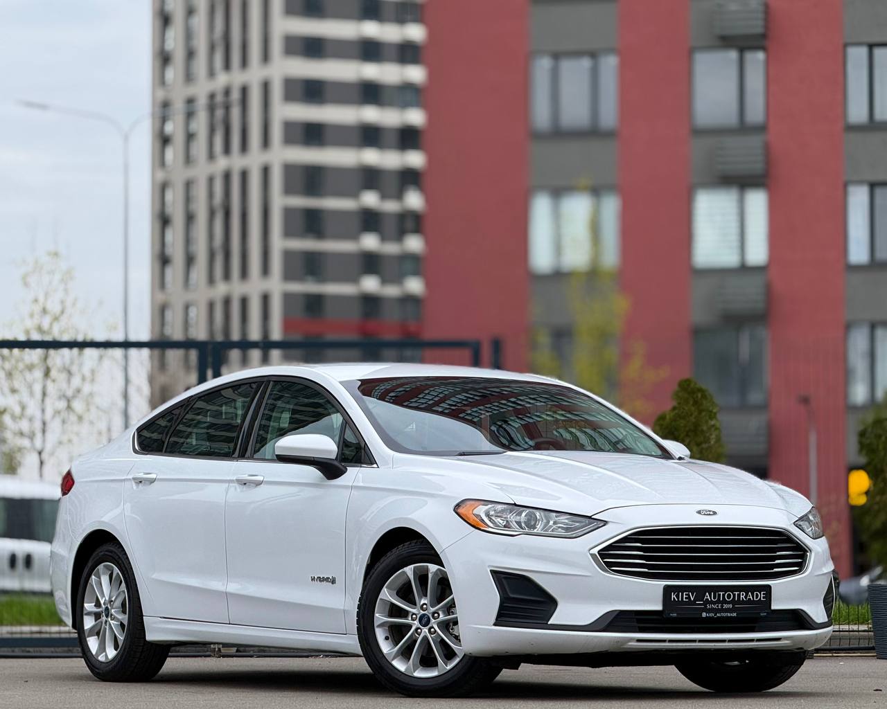Ford Fusion Hybrid — фото 1