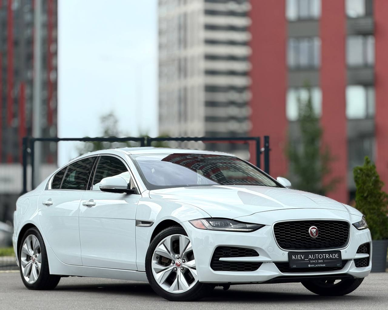 Jaguar XE — фото 1