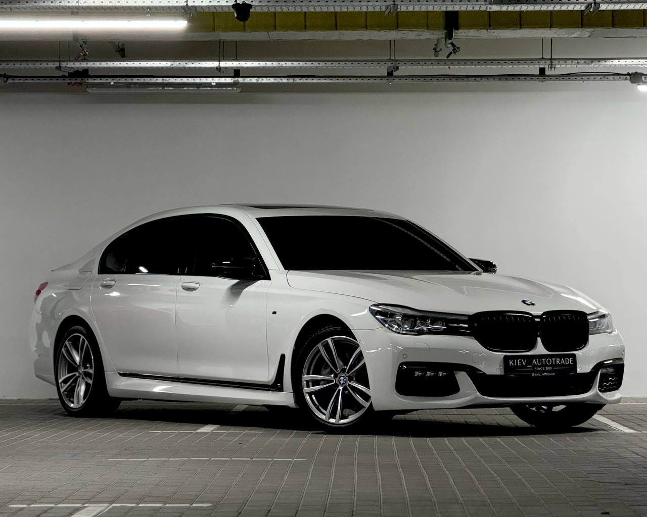 BMW 740i — фото 1