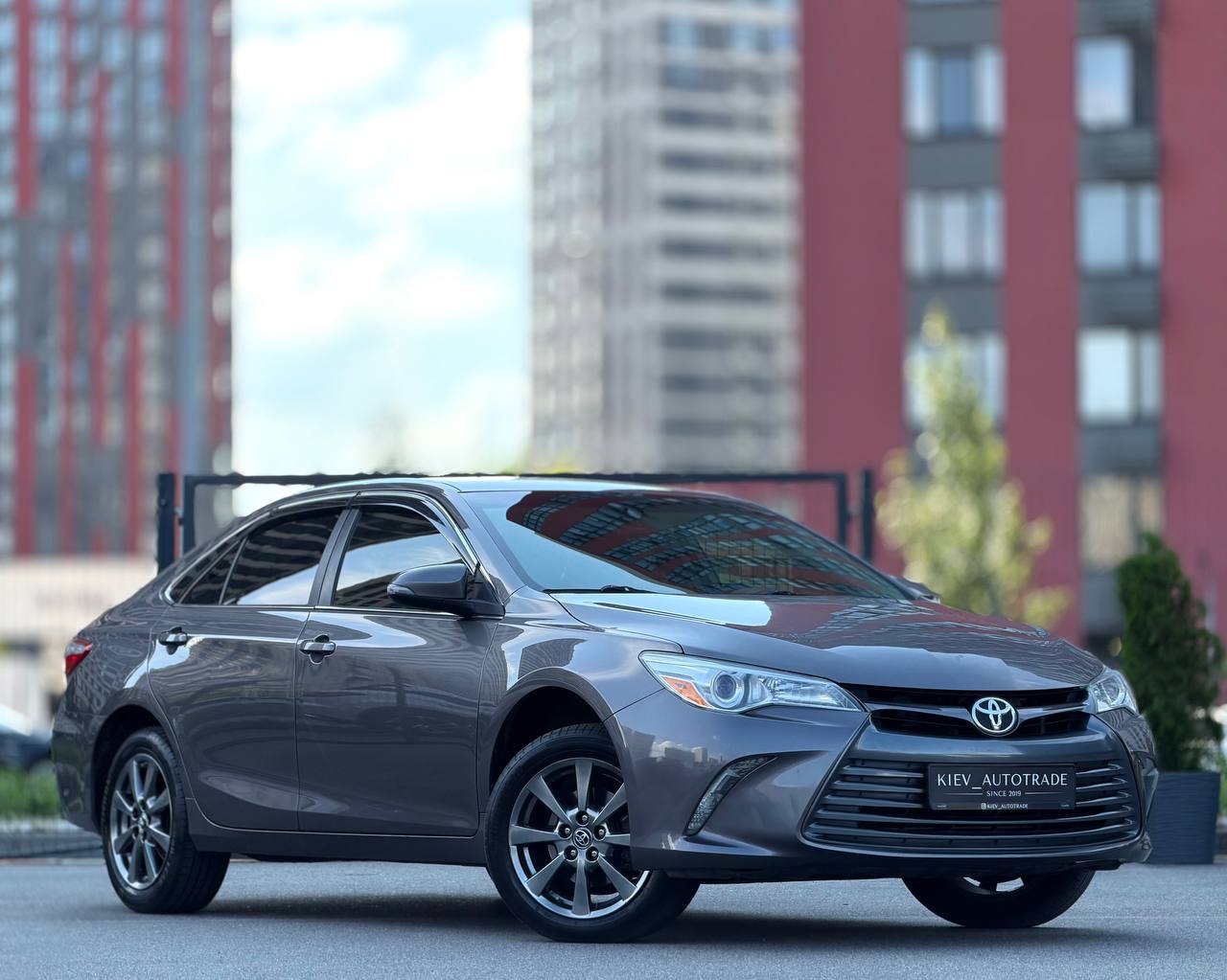 Toyota Camry — фото 1