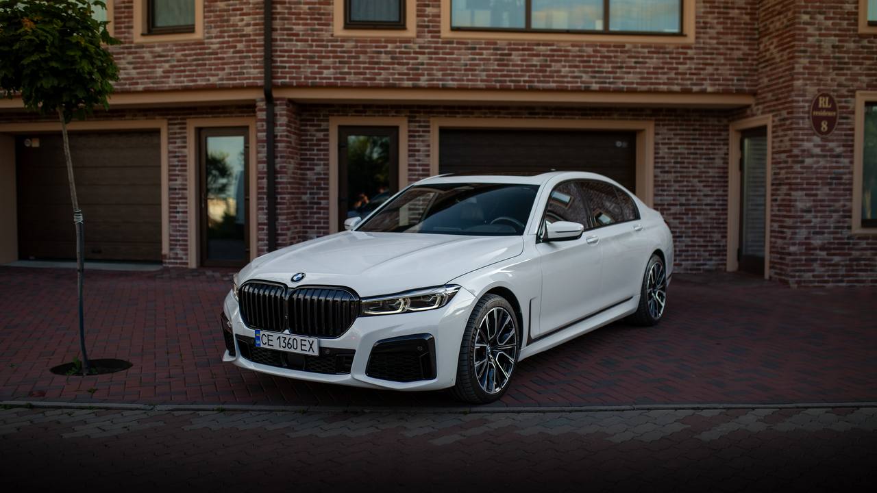 BMW 750i — фото 1