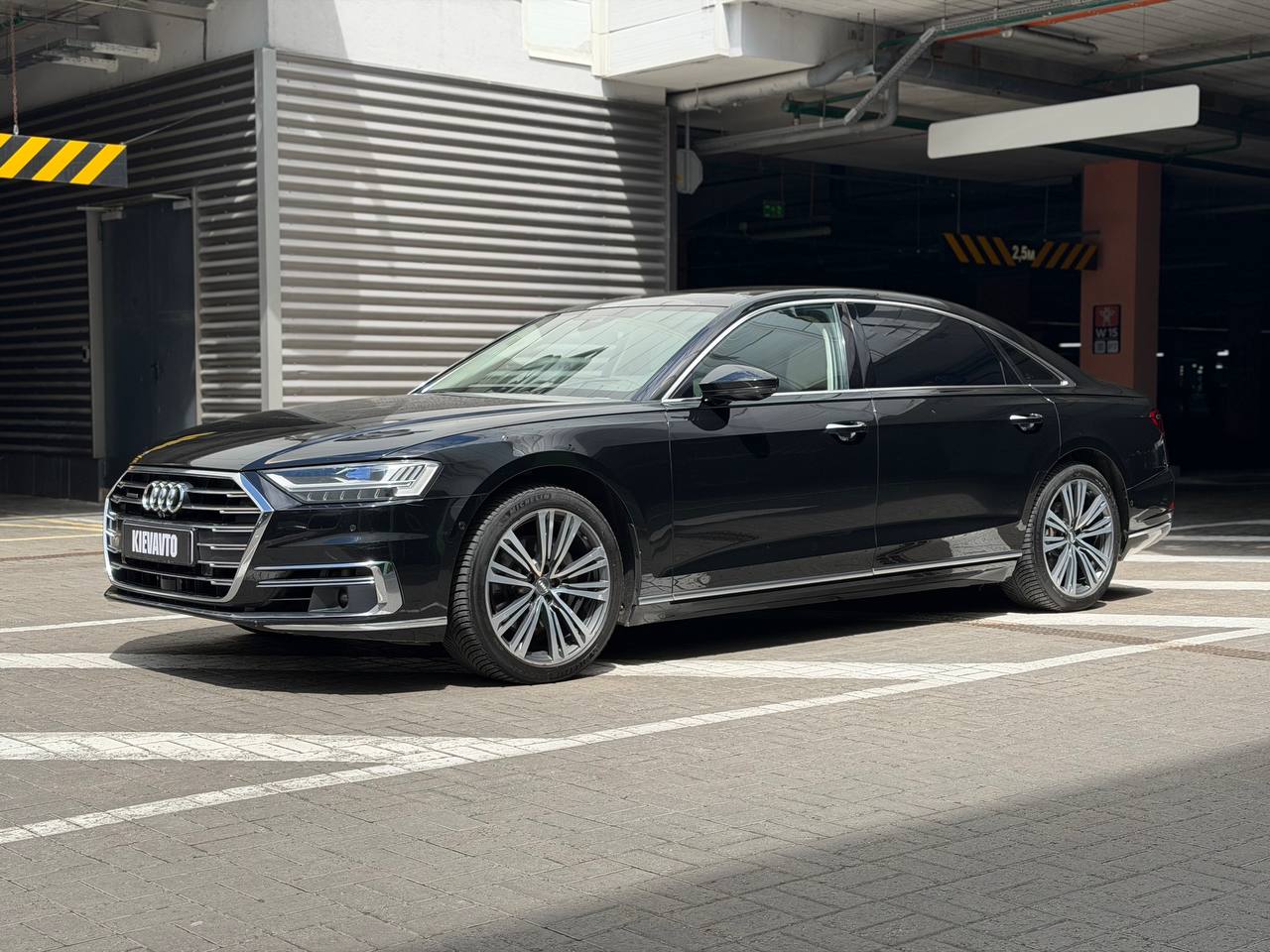 Audi A8 — фото 1