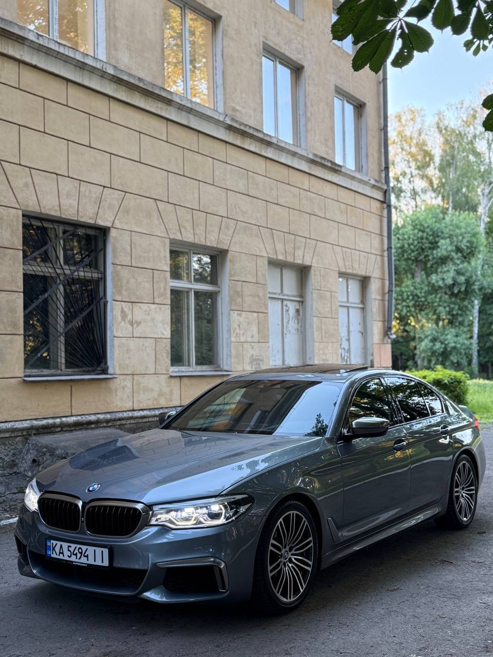 BMW M550i — фото 1