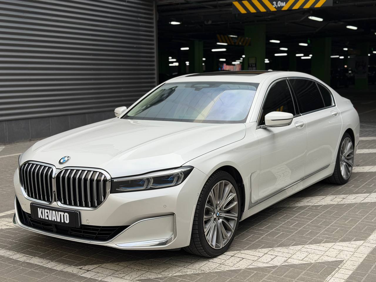 BMW 750i — фото 1