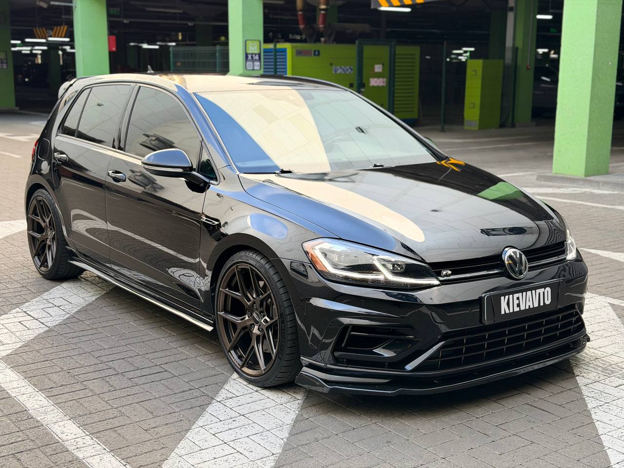 Volkswagen Golf R — фото 1