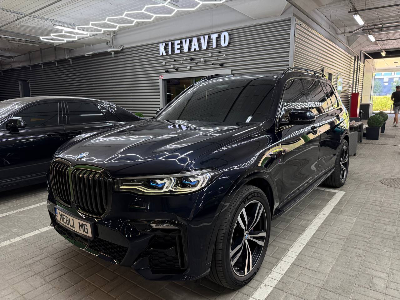 BMW X7 30d — фото 1