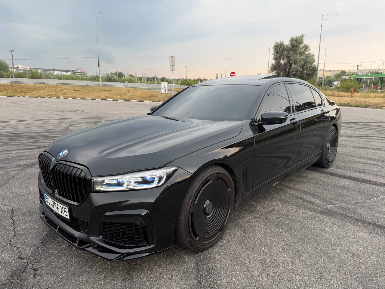 BMW 740i — фото 1