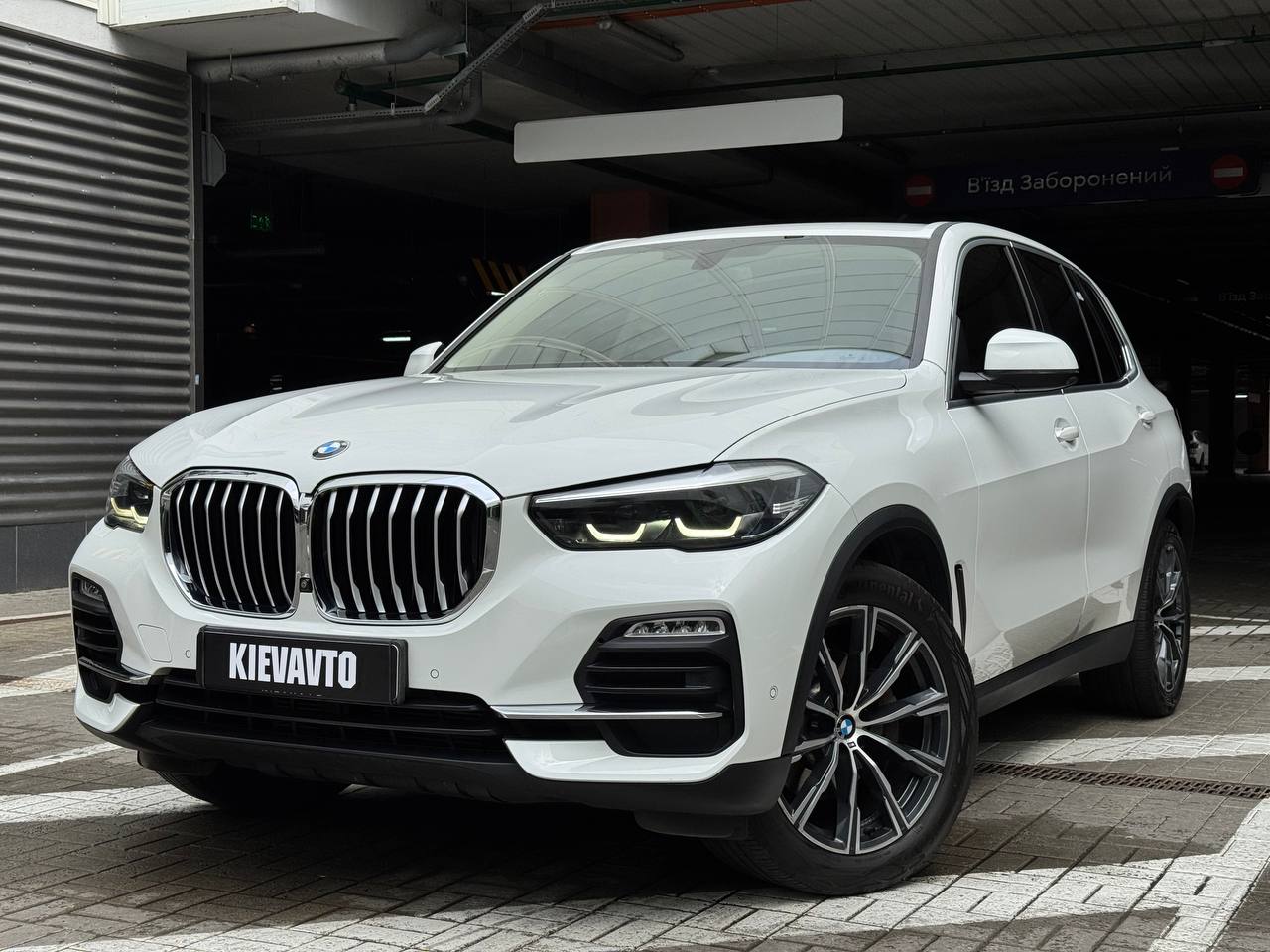 BMW X5 40i — фото 1